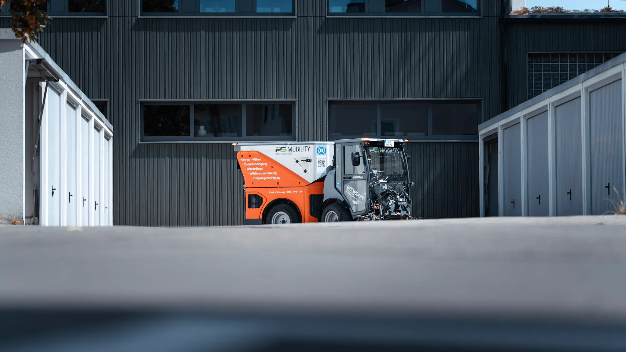 Industriereinigung im Raum Kempten: Hako Citymaster 1650 von PS-Mobility auf einem Betriebshof