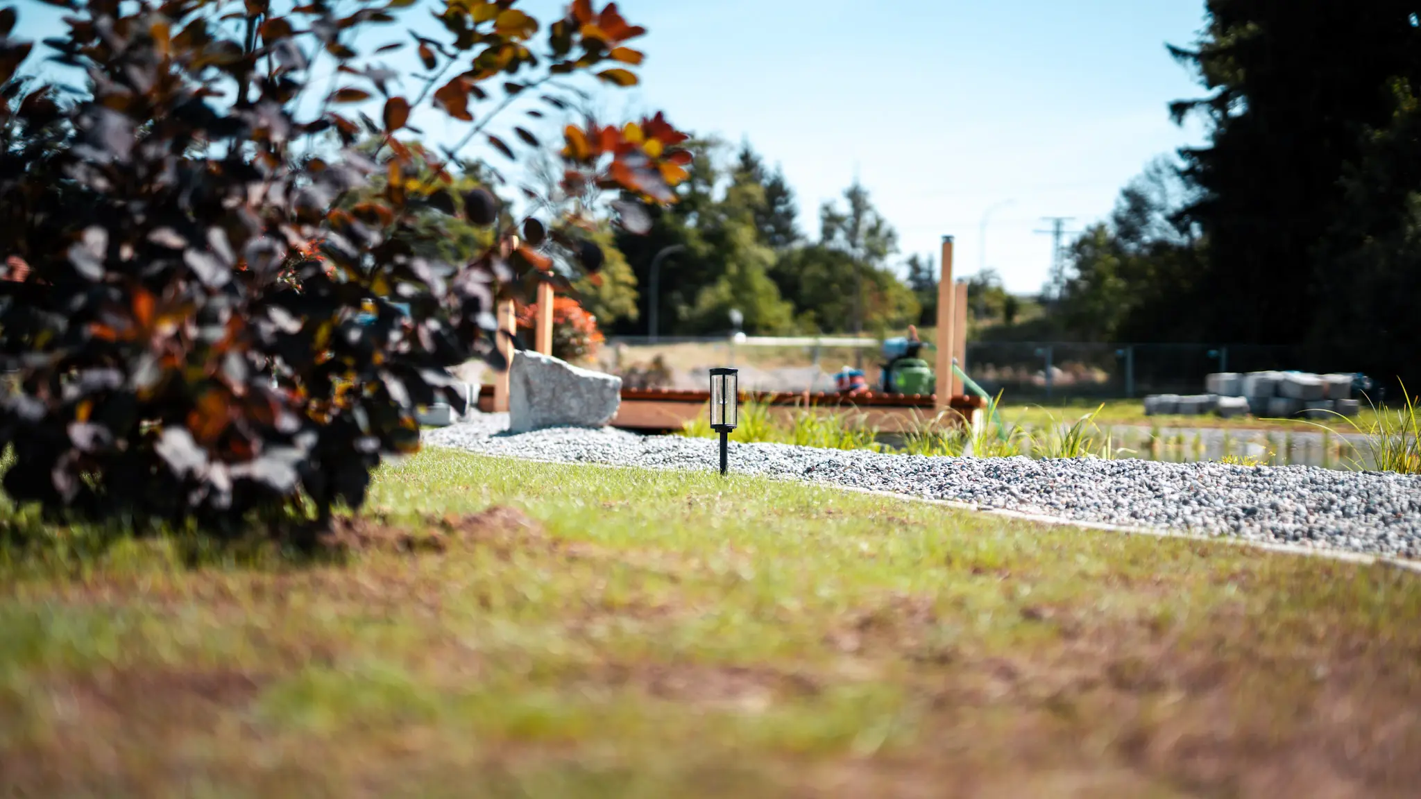 Garten- und Landschaftsbau im Raum Kempten, fertige Gartenanlage mit Splittweg
