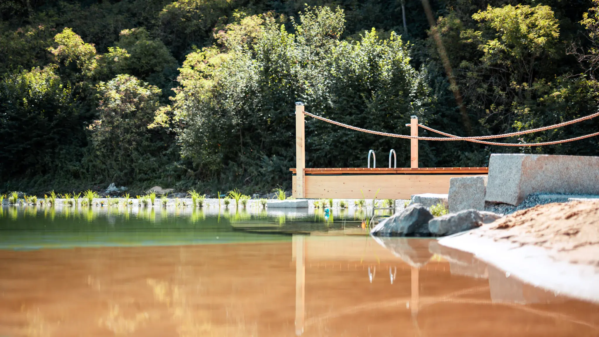 Garten- und Landschaftsbau im Raum Kempten: Schwimmteich mit Holzsteg von PS-Mobility