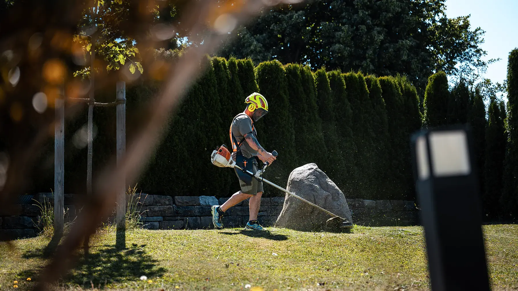 Freischneider im Einsatz auf der Böschung.