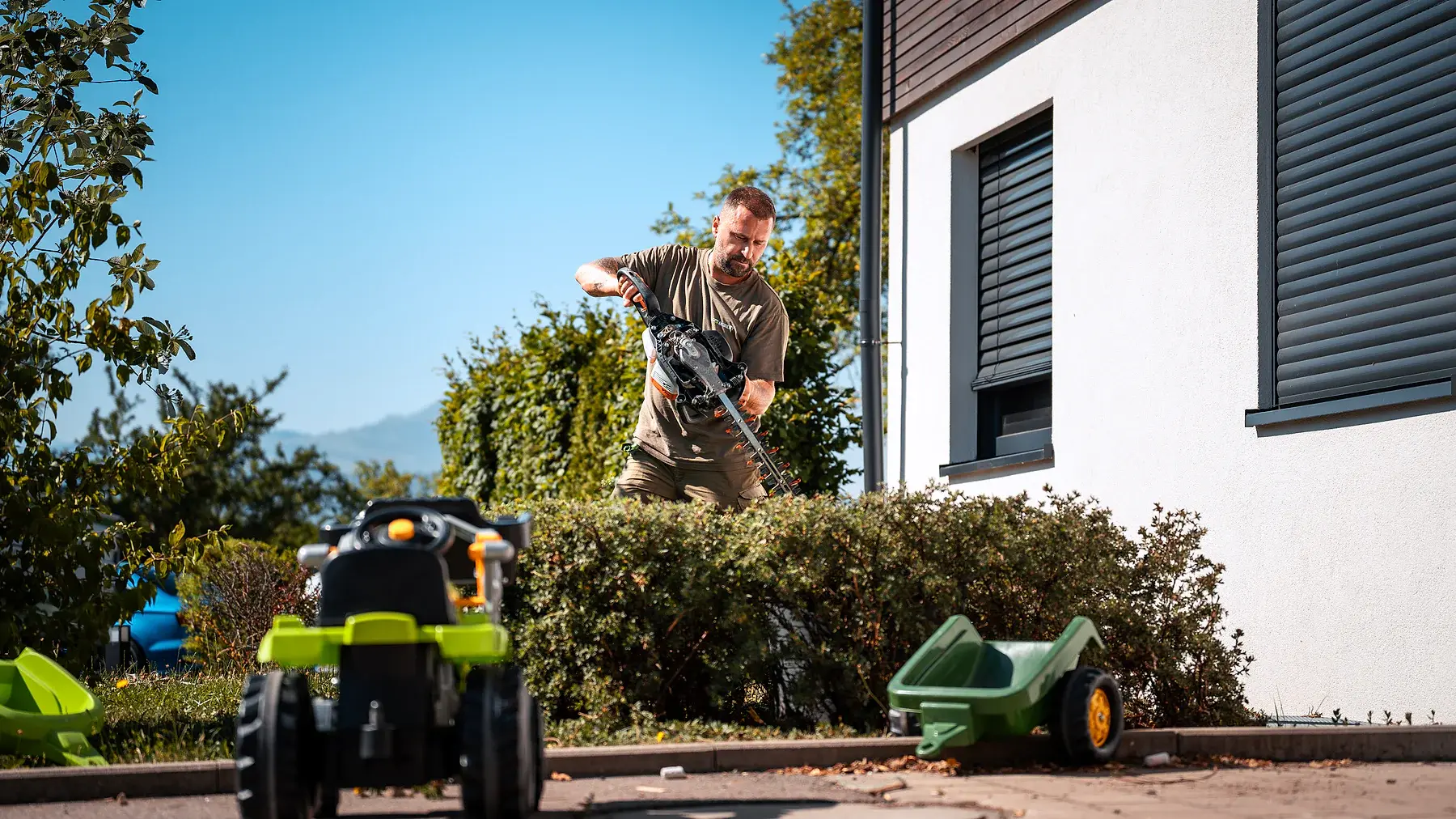 Hausmeisterservice im Raum Kempten: Heckenschnitt an einem Wohnhaus durch PS-Mobility
