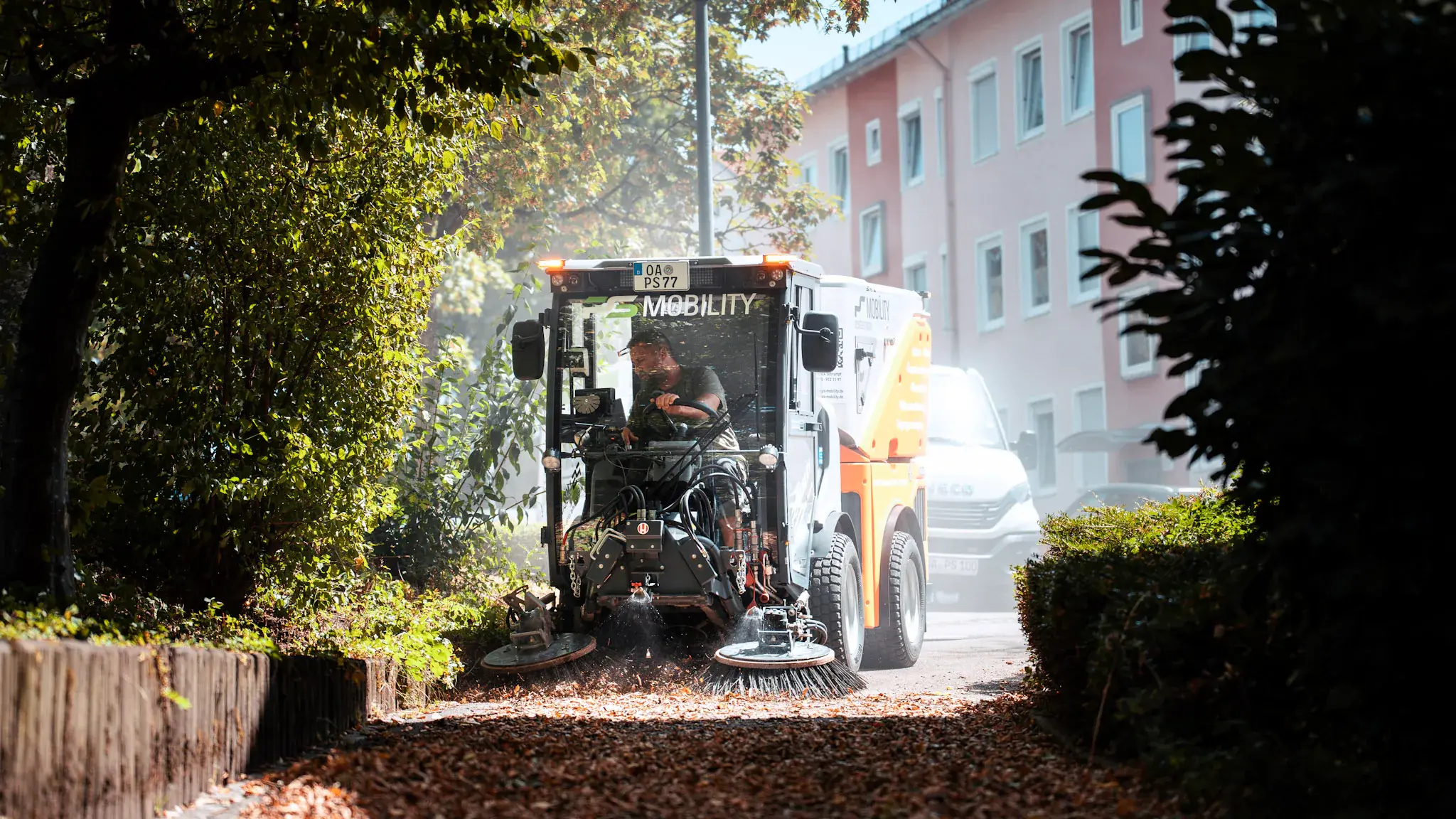 Maschinelles Kehren im Raum Kempten. Hako Citymaster 1650 bei der Laubbeseitigung in einer Wohnanlage