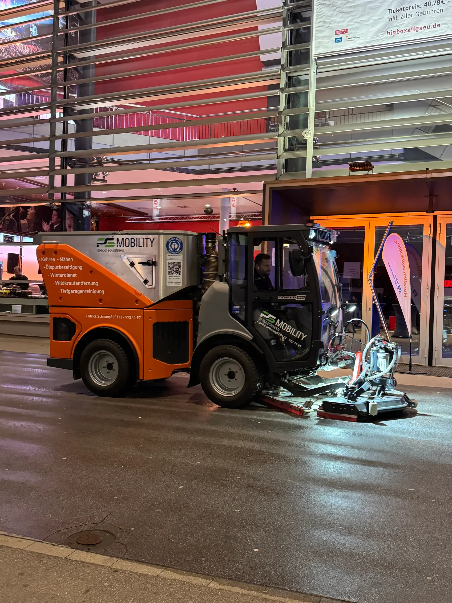 Ölspurbeseitigung vor der BigBox Kempten
